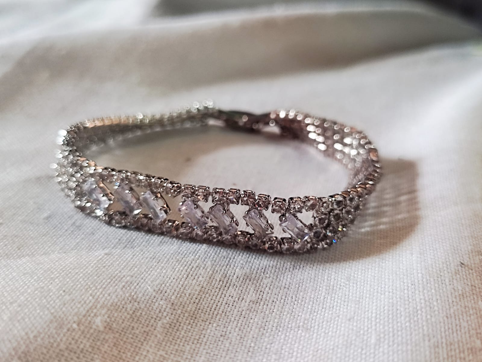 Elegant Silver Rhinestone Bracelet with Diamond-Cut Detailing