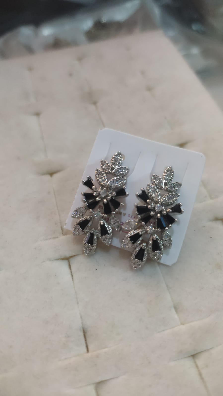 Elegant Leaf-Design Diamond Stud Earrings