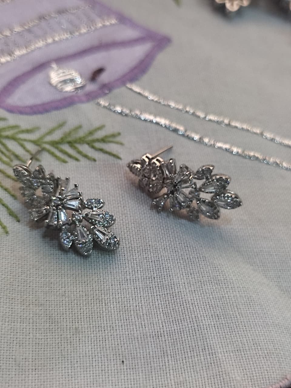 Elegant Leaf-Design Diamond Stud Earrings